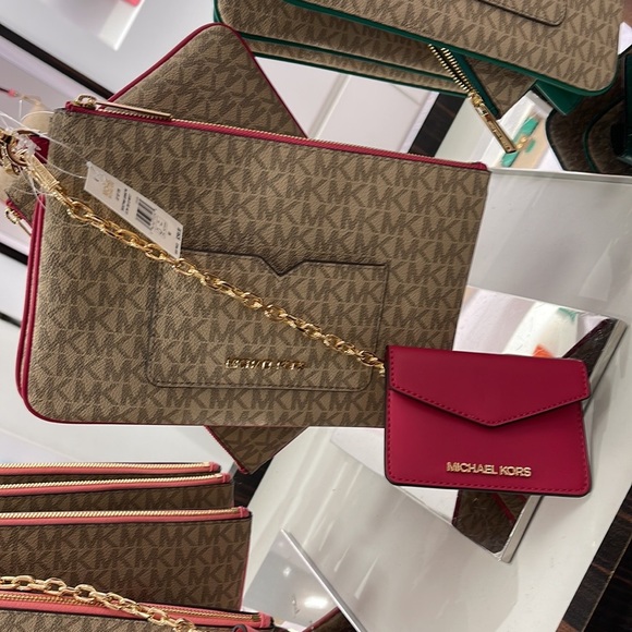 MICHAEL KORS JET SET ITEM LG 2 in 1 CARD CASE & WRISTLET
Carmine Pink
NWT - Picture 5 of 16